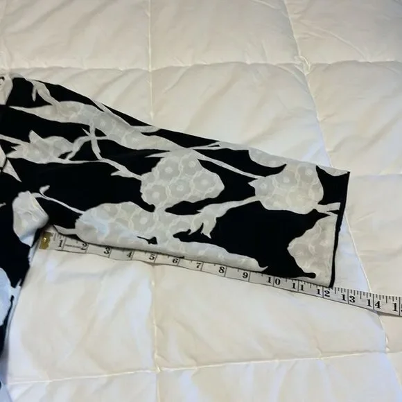 Beautiful Chico Jacket with textured print and 3/4 sleeves. - Picture 4 of 8